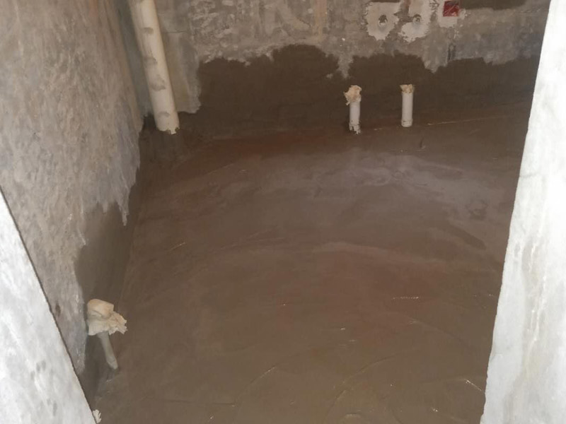 浴室地面找平裝修：第一，地面找平的基底處理，如果基底的處理出現(xiàn)了差錯(cuò)，可能會(huì)導(dǎo)致后期出現(xiàn)乳膠漆掉色掉漆，瓷磚黏貼不牢靠等問題，為了避免這些問題的出現(xiàn)，影響裝修效果。第二，地面找平的具體流程，地面找平在裝修中也分很多類型，有石膏找平、自流平找平、和水泥砂漿找平。這三種是比較常見的地面找平方法，也有著各自的特色和優(yōu)點(diǎn)，比如說石膏找平就適合那種局部不平但整體平整度不錯(cuò)的房間，而自流平找平則偏向于整個(gè)房間找平，不適用于局部找平，水泥砂漿找平和石膏找平有一定的共通點(diǎn)，適用于小范圍找平。具體選用哪種方面需要依地面的具體情況而定。