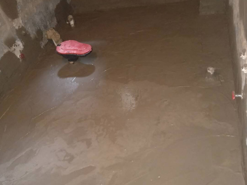 浴室地面找平裝修：第一，地面找平的基底處理，如果基底的處理出現(xiàn)了差錯(cuò)，可能會(huì)導(dǎo)致后期出現(xiàn)乳膠漆掉色掉漆，瓷磚黏貼不牢靠等問題，為了避免這些問題的出現(xiàn)，影響裝修效果。第二，地面找平的具體流程，地面找平在裝修中也分很多類型，有石膏找平、自流平找平、和水泥砂漿找平。這三種是比較常見的地面找平方法，也有著各自的特色和優(yōu)點(diǎn)，比如說石膏找平就適合那種局部不平但整體平整度不錯(cuò)的房間，而自流平找平則偏向于整個(gè)房間找平，不適用于局部找平，水泥砂漿找平和石膏找平有一定的共通點(diǎn)，適用于小范圍找平。具體選用哪種方面需要依地面的具體情況而定。