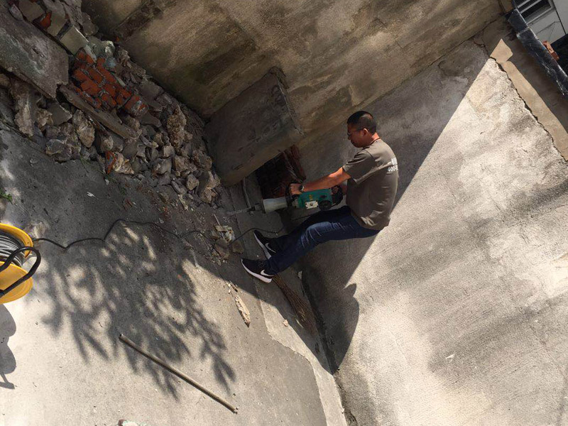 地面鉆孔拆除裝修：確保施工現(xiàn)場(chǎng)水通、電通。在切割過程中冷水具有對(duì)切割設(shè)備本身進(jìn)行降溫及避免揚(yáng)塵的作用。根據(jù)現(xiàn)場(chǎng)情況，需對(duì)將要切除的混凝土實(shí)體進(jìn)行設(shè)計(jì)排版，將實(shí)體分層、分塊切除。流程是：施工準(zhǔn)備——放線（彈線）——切割設(shè)備就位（固定）——混凝土（鋼筋）切割——切塊吊裝——清理現(xiàn)場(chǎng)