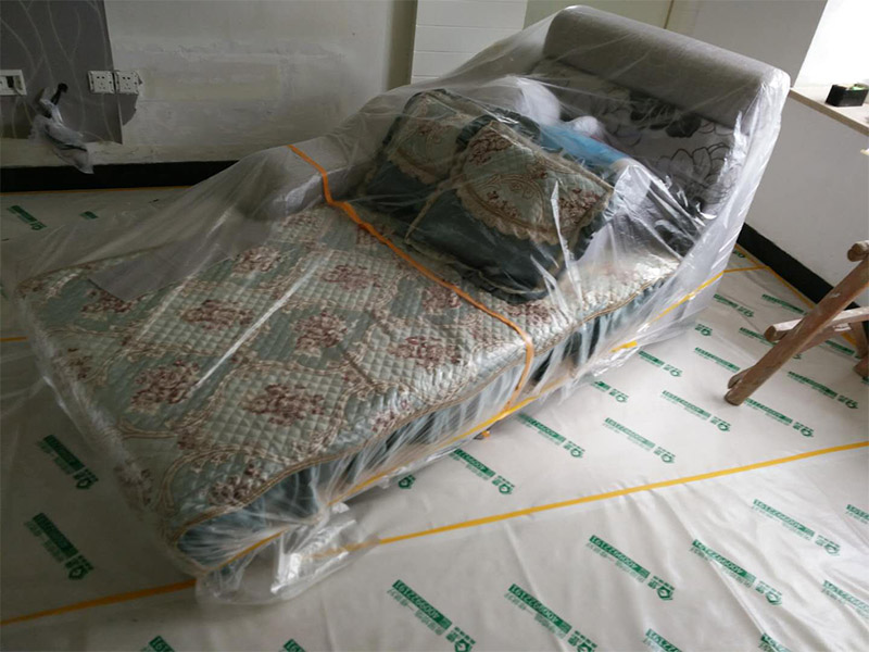 吊頂裝修家具現(xiàn)場(chǎng)保護(hù)：1、做好入戶(hù)門(mén)保護(hù)；各類(lèi)裝修物料的進(jìn)場(chǎng)、建筑裝修垃圾的清理都必須經(jīng)過(guò)入戶(hù)門(mén)。在對(duì)物品進(jìn)行搬運(yùn)時(shí)，難免會(huì)與入戶(hù)門(mén)發(fā)生磕碰及摩擦。因此，在進(jìn)行成品保護(hù)時(shí)，我們首先要做好入戶(hù)門(mén)的保護(hù)。2、做好水電改造期間的成品保護(hù)；水電改造完成后，應(yīng)當(dāng)對(duì)各種管線進(jìn)行規(guī)范的固定，以防脫落;對(duì)裸露的線頭要進(jìn)行包裹，以防發(fā)生觸電的危險(xiǎn);做好地面裸線管的固定和保護(hù)，防止被踩壞。同時(shí)，在搬運(yùn)物料時(shí)，也不要破壞地面鋪設(shè)的管線。3、做好瓷磚、地板的鋪貼保護(hù)；進(jìn)行裝修施工時(shí)，磁環(huán)邊鋪邊勾縫，在崗鋪設(shè)的瓷磚、地板上堆放雜物、走動(dòng)踩踏，地板沒(méi)有使用成品保護(hù)膜覆蓋等都會(huì)影響瓷磚及地板的鋪貼效果，使瓷磚出現(xiàn)施工質(zhì)量問(wèn)題。