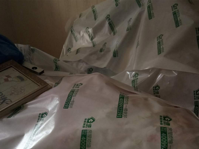 墻面局部拆除裝修：首先是外墻部分，也就是屋頂面和地面這兩塊，是不能動搖的，因?yàn)檫@是房屋的外在防御部位。除此以外，禁止拆改配重墻和承重墻，因?yàn)榕渲貕κ欠块g與陽臺之間的門窗以下部分的墻，拆改后可能會導(dǎo)致陽臺坍塌;承重墻是預(yù)制板墻和24厘米以上的磚墻，不能拆除也不能開門窗。首先，要顧慮到隔壁鄰居的感受。因?yàn)槭┕a(chǎn)生較大的噪音，所以要先與周邊居民溝通或者是采取一些降噪措施，以免與鄰居發(fā)生糾紛。其次還要注意維護(hù)好居室的水電系統(tǒng)。在墻體的拆除之前，要對電路的改造方向詳細(xì)的考慮，因?yàn)橐话銐w中都帶有電路線管，切忌不要野蠻施工，弄斷線路。