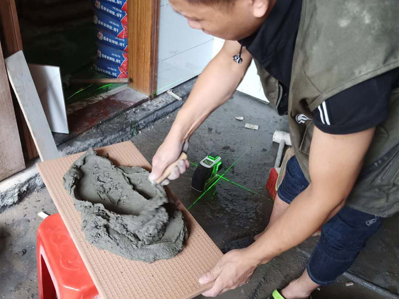 衛(wèi)生間墻面瓷磚鋪貼：首先應(yīng)除去基層表面的污垢，油漬，浮灰;除去基層上所有涂料層，膩子層;如果基層未能達到平整度要求，需對基層進行預(yù)先的找平處理；鋪貼瓷磚前需事先找好垂直線，以此為基準(zhǔn)鋪貼的瓷磚高低均勻、垂直美觀;將調(diào)制好的漿料均勻地抹在瓷磚背面，要求漿料飽滿；將瓷磚平整地鋪貼在基層上，使用橡膠錘將瓷磚拍實鋪平。