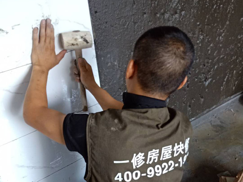 衛(wèi)生間墻面瓷磚鋪貼：首先應(yīng)除去基層表面的污垢，油漬，浮灰;除去基層上所有涂料層，膩子層;如果基層未能達到平整度要求，需對基層進行預(yù)先的找平處理；鋪貼瓷磚前需事先找好垂直線，以此為基準(zhǔn)鋪貼的瓷磚高低均勻、垂直美觀;將調(diào)制好的漿料均勻地抹在瓷磚背面，要求漿料飽滿；將瓷磚平整地鋪貼在基層上，使用橡膠錘將瓷磚拍實鋪平。