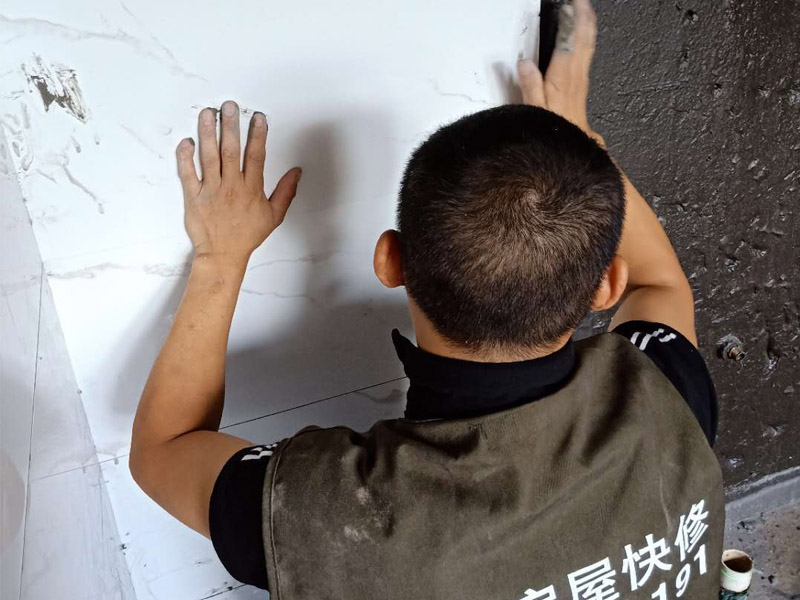 衛(wèi)生間墻面瓷磚鋪貼：首先應(yīng)除去基層表面的污垢，油漬，浮灰;除去基層上所有涂料層，膩子層;如果基層未能達到平整度要求，需對基層進行預(yù)先的找平處理；鋪貼瓷磚前需事先找好垂直線，以此為基準(zhǔn)鋪貼的瓷磚高低均勻、垂直美觀;將調(diào)制好的漿料均勻地抹在瓷磚背面，要求漿料飽滿；將瓷磚平整地鋪貼在基層上，使用橡膠錘將瓷磚拍實鋪平。