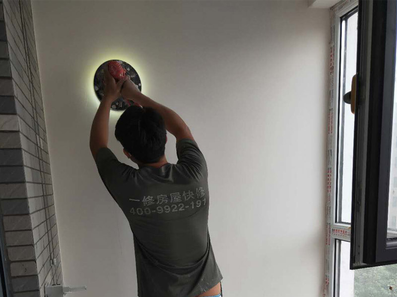 新房墻面打磨裝修：1、舊墻皮鏟除（如為新房，且墻面為水泥平整墻面，此步驟不需要）。
2、墻面清理，檢查是否有孔洞、油污、不平整的地方，如有需要，先修補(bǔ)然后施工。
3、批刮膩?zhàn)?，選用較好的墻襯一類的防水膩?zhàn)樱话銥?遍，第一遍批刮后1小時(shí)表干后打磨平整。
4、批刮第二遍膩?zhàn)?，干燥后打磨，注意選用600目以上砂紙，否則墻面刮痕會(huì)嚴(yán)重。
5、用200瓦的大燈泡靠近墻面檢查是否有不平整或砂眼，如有局部修補(bǔ)。
6、用干凈毛巾徹底清理墻面灰塵，用吸塵器清理干凈。
7、調(diào)配乳膠漆底漆，選用較好的羊毛刷或使用噴涂方式施工。
8、按次序涂刷1遍底漆，2遍面漆。