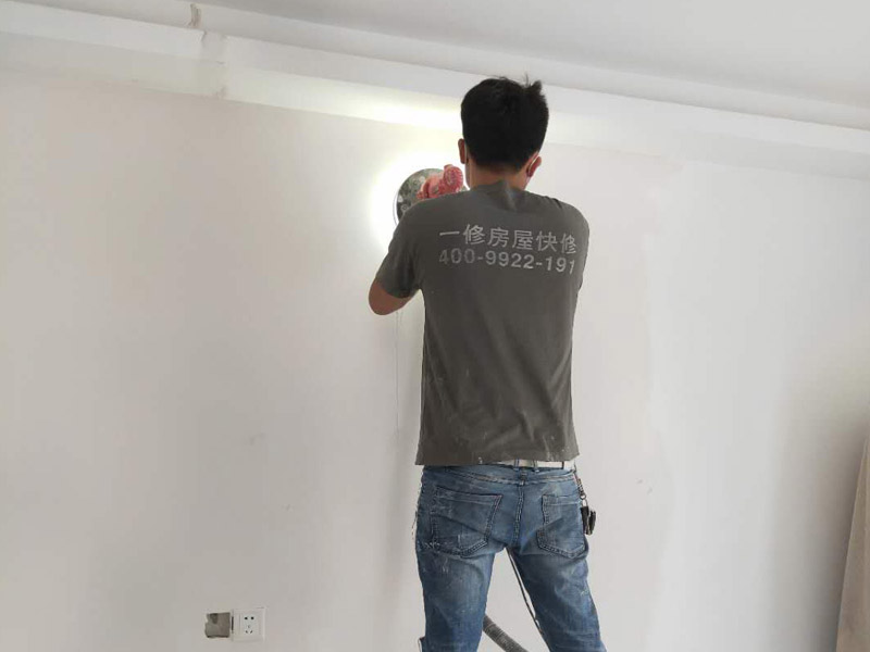 新房墻面打磨裝修：1、舊墻皮鏟除（如為新房，且墻面為水泥平整墻面，此步驟不需要）。
2、墻面清理，檢查是否有孔洞、油污、不平整的地方，如有需要，先修補(bǔ)然后施工。
3、批刮膩?zhàn)?，選用較好的墻襯一類的防水膩?zhàn)?，一般?遍，第一遍批刮后1小時(shí)表干后打磨平整。
4、批刮第二遍膩?zhàn)樱稍锖蟠蚰?，注意選用600目以上砂紙，否則墻面刮痕會(huì)嚴(yán)重。
5、用200瓦的大燈泡靠近墻面檢查是否有不平整或砂眼，如有局部修補(bǔ)。
6、用干凈毛巾徹底清理墻面灰塵，用吸塵器清理干凈。
7、調(diào)配乳膠漆底漆，選用較好的羊毛刷或使用噴涂方式施工。
8、按次序涂刷1遍底漆，2遍面漆。