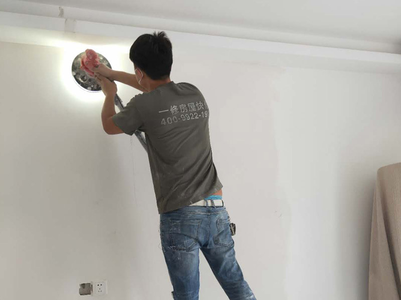 新房墻面打磨裝修：1、舊墻皮鏟除（如為新房，且墻面為水泥平整墻面，此步驟不需要）。
2、墻面清理，檢查是否有孔洞、油污、不平整的地方，如有需要，先修補(bǔ)然后施工。
3、批刮膩?zhàn)?，選用較好的墻襯一類的防水膩?zhàn)樱话銥?遍，第一遍批刮后1小時(shí)表干后打磨平整。
4、批刮第二遍膩?zhàn)?，干燥后打磨，注意選用600目以上砂紙，否則墻面刮痕會(huì)嚴(yán)重。
5、用200瓦的大燈泡靠近墻面檢查是否有不平整或砂眼，如有局部修補(bǔ)。
6、用干凈毛巾徹底清理墻面灰塵，用吸塵器清理干凈。
7、調(diào)配乳膠漆底漆，選用較好的羊毛刷或使用噴涂方式施工。
8、按次序涂刷1遍底漆，2遍面漆。