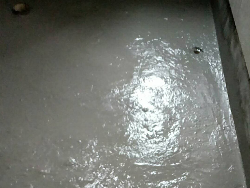 衛(wèi)生間地面找平裝修：清理基層：將基層表面的積灰、浮漿、油污及雜物清掃掉并沖洗干凈，明顯凹陷處應(yīng)用水泥砂漿或細(xì)石砼墊平，表面光滑處應(yīng)鑿毛并清刷干凈。抹砂漿前1天澆水濕潤，表面積水應(yīng)予排除。貼灰餅：根據(jù)墻面彈線標(biāo)高，用1∶2干硬性水泥砂漿在基層上做灰餅，大小約50mm見方，縱橫間距約1.5m左右，如局部厚度薄于10mm時(shí)，應(yīng)調(diào)整其厚度或?qū)⒏叱龅木植炕鶎予徣?。找平、壓頭遍：鋪抹砂漿后，隨即用鋁合金杠按灰餅高度，將砂漿找平，用木抹子搓揉壓實(shí)，將砂眼、腳印等消除后，用靠尺檢查平整度，抹時(shí)應(yīng)用力均勻，并后退著操作。待砂漿收水后，隨即用鐵抹子進(jìn)行頭遍抹平壓實(shí)至起漿為止。