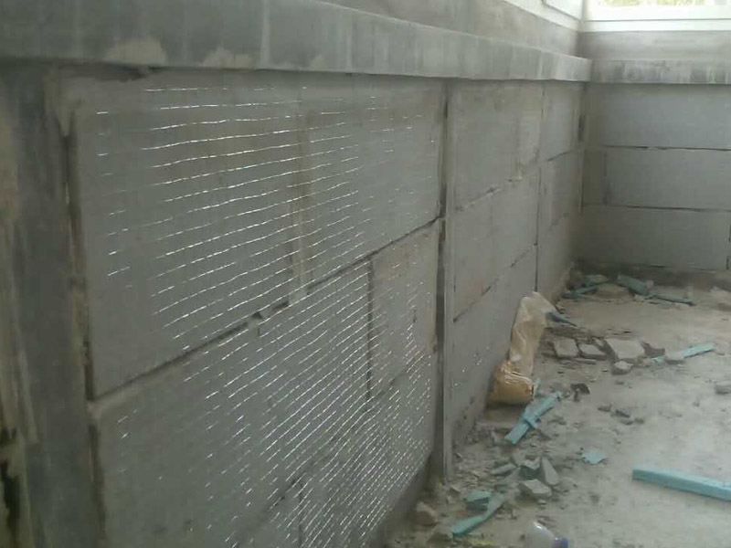 白灰墻面掛網(wǎng)抹灰裝修：1  基層處理：抹灰前檢查加氣混凝土墻體，對松動、灰漿不飽滿的拼縫及粱、板下的頂頭縫，用摻用水量10%的建筑膠灰漿填塞密實。將露出墻面的舌頭灰刮凈，墻面的凸出部位剔鑿平整。墻面坑凹不平處、砌塊缺楞掉角的以及剔鑿的設(shè)備管線槽、洞，應(yīng)用膠灰整修密實、平順。2  灑水濕潤：將墻面浮土清掃干凈，分?jǐn)?shù)遍澆水濕潤。由于加氣混凝土塊吸水速度先快后慢，吸水量慢而延續(xù)時間長，故應(yīng)增加澆水的次數(shù)，使抹灰層有良好的凝結(jié)硬化條件，不致在砂漿的硬化過程中水分被加氣混凝土吸走。3  貼灰餅、沖筋：用托線板檢測一遍墻面不同部位的垂直、平整情況，以墻面的實際高度決定灰餅和沖筋的數(shù)量。