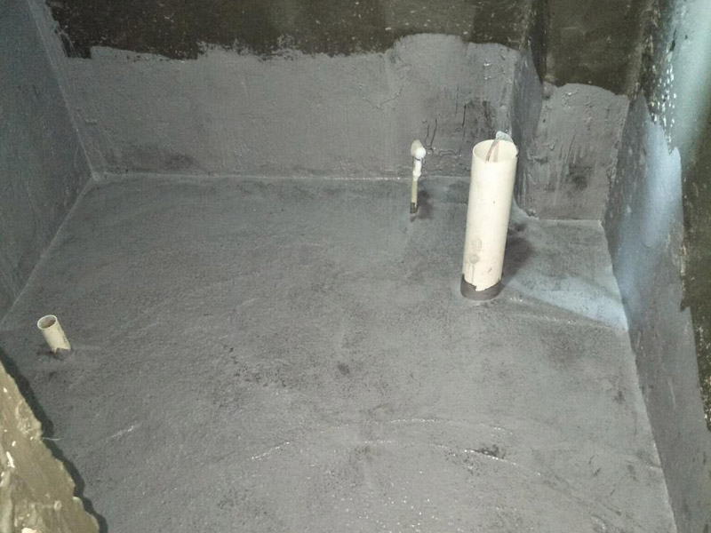 衛(wèi)生間刷防水裝修：1、刷第一遍防水涂料。施工前確保工地干凈、干燥，防水涂料要涂滿，無遺漏，與基層結(jié)合牢固，無裂紋，無氣泡，無脫落現(xiàn)象。涂刷高度一致，厚度要達到產(chǎn)品規(guī)定要求。2、刷第二遍防水涂料。注意、第二遍防水涂料間需要有一定時間間隔，待遍涂料干透后才能進行第二遍，具體時間視涂料而定。間隔時間太短，防水的效果會大打折扣。3、鋪保護層。為防止之后的施工破壞防水層，需在防水涂料表面鋪上保護層。保護層要完全覆蓋防水層，無遺漏，與基層結(jié)合牢固，無裂紋，無氣泡，無脫落現(xiàn)象。4、閉水試驗。閉水試驗時，地面點的水線不能低于2厘米，保存至少24小時，觀察無滲漏現(xiàn)象后方算合格。如有滲漏，需重做，切莫不能疏忽大意。5、基層處理、清理，做找平層、結(jié)合層，細部附加層、丙烯酸防水層，蓄水試驗、保護層施工、二次蓄水試驗。