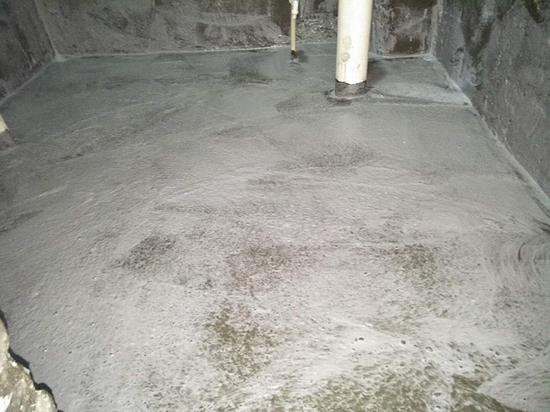 衛(wèi)生間刷防水裝修：1、刷第一遍防水涂料。施工前確保工地干凈、干燥，防水涂料要涂滿，無遺漏，與基層結(jié)合牢固，無裂紋，無氣泡，無脫落現(xiàn)象。涂刷高度一致，厚度要達到產(chǎn)品規(guī)定要求。2、刷第二遍防水涂料。注意、第二遍防水涂料間需要有一定時間間隔，待遍涂料干透后才能進行第二遍，具體時間視涂料而定。間隔時間太短，防水的效果會大打折扣。3、鋪保護層。為防止之后的施工破壞防水層，需在防水涂料表面鋪上保護層。保護層要完全覆蓋防水層，無遺漏，與基層結(jié)合牢固，無裂紋，無氣泡，無脫落現(xiàn)象。4、閉水試驗。閉水試驗時，地面點的水線不能低于2厘米，保存至少24小時，觀察無滲漏現(xiàn)象后方算合格。如有滲漏，需重做，切莫不能疏忽大意。5、基層處理、清理，做找平層、結(jié)合層，細部附加層、丙烯酸防水層，蓄水試驗、保護層施工、二次蓄水試驗。