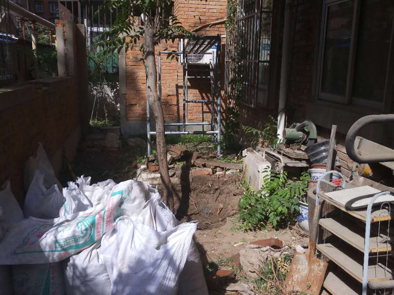 管道檢查和建渣搬運(yùn)裝修：首先，要關(guān)閉總水閘。然后，用軟管固定在冷熱水管的兩端。同時(shí)，把儀器的一端固定在同一空間的另一根水管上。在使用儀器時(shí)，要擰好每一處接口，不能漏氣，這樣測(cè)得的水壓才準(zhǔn)確。一切就緒，就可以準(zhǔn)備加壓進(jìn)行測(cè)試了。將水壓提高，測(cè)試水管的承壓量，看是否出現(xiàn)水管滲漏現(xiàn)象。檢測(cè)師把水壓打高，按照通俗的說(shuō)法，這個(gè)時(shí)候水壓是8斤。檢查各處水管，看看是否有滲水、漏水現(xiàn)象。檢測(cè)師用手摸摸水管，看有沒(méi)有滴水。整個(gè)測(cè)水壓過(guò)程需要30分鐘，如果沒(méi)有出現(xiàn)滲水漏水現(xiàn)象，就說(shuō)明管道沒(méi)有問(wèn)題。水管隨著使用時(shí)間的增加，老化等情況不可避免，若出現(xiàn)漏水等情況可以及時(shí)更換水管。