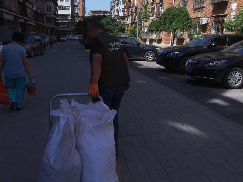 管道檢查和建渣搬運(yùn)裝修：首先，要關(guān)閉總水閘。然后，用軟管固定在冷熱水管的兩端。同時(shí)，把儀器的一端固定在同一空間的另一根水管上。在使用儀器時(shí)，要擰好每一處接口，不能漏氣，這樣測(cè)得的水壓才準(zhǔn)確。一切就緒，就可以準(zhǔn)備加壓進(jìn)行測(cè)試了。將水壓提高，測(cè)試水管的承壓量，看是否出現(xiàn)水管滲漏現(xiàn)象。檢測(cè)師把水壓打高，按照通俗的說(shuō)法，這個(gè)時(shí)候水壓是8斤。檢查各處水管，看看是否有滲水、漏水現(xiàn)象。檢測(cè)師用手摸摸水管，看有沒(méi)有滴水。整個(gè)測(cè)水壓過(guò)程需要30分鐘，如果沒(méi)有出現(xiàn)滲水漏水現(xiàn)象，就說(shuō)明管道沒(méi)有問(wèn)題。水管隨著使用時(shí)間的增加，老化等情況不可避免，若出現(xiàn)漏水等情況可以及時(shí)更換水管。