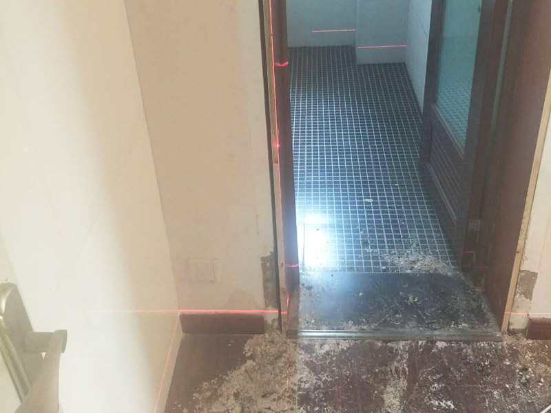 浴室柜和踢腳線安裝：1、與地磚一起鋪貼有些家居裝修安裝的為瓷磚踢腳線,瓷磚踢腳線和其他材質(zhì)的踢腳線安裝時(shí)間不同,瓷磚踢腳線在進(jìn)行地磚鋪貼的時(shí)候一塊進(jìn)行就行了。2、鋪貼壁紙后安裝有的家居墻面裝修選用了壁紙,這就需要在鋪貼完壁紙和地板以后再進(jìn)行踢腳線的安裝。3、刮大白前安裝踢腳線通常都會(huì)在裝修進(jìn)行刮大白這道工序前實(shí)行安裝,倘若先安裝地板和踢腳線再進(jìn)行刮大白,那刮大白的灰將會(huì)弄到地板和踢腳線上,難處理。