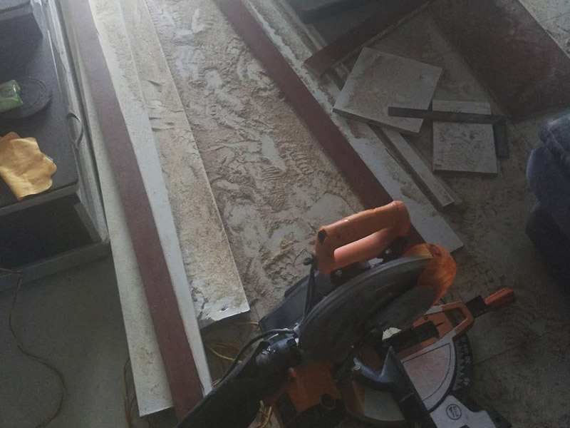 浴室柜和踢腳線安裝：1、與地磚一起鋪貼有些家居裝修安裝的為瓷磚踢腳線,瓷磚踢腳線和其他材質(zhì)的踢腳線安裝時(shí)間不同,瓷磚踢腳線在進(jìn)行地磚鋪貼的時(shí)候一塊進(jìn)行就行了。2、鋪貼壁紙后安裝有的家居墻面裝修選用了壁紙,這就需要在鋪貼完壁紙和地板以后再進(jìn)行踢腳線的安裝。3、刮大白前安裝踢腳線通常都會(huì)在裝修進(jìn)行刮大白這道工序前實(shí)行安裝,倘若先安裝地板和踢腳線再進(jìn)行刮大白,那刮大白的灰將會(huì)弄到地板和踢腳線上,難處理。