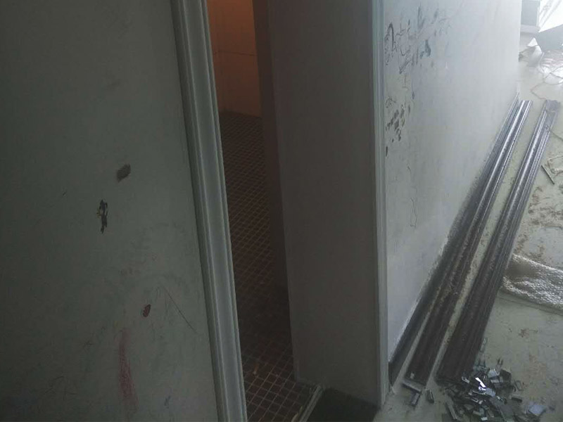 浴室柜和踢腳線安裝：1、與地磚一起鋪貼有些家居裝修安裝的為瓷磚踢腳線,瓷磚踢腳線和其他材質(zhì)的踢腳線安裝時(shí)間不同,瓷磚踢腳線在進(jìn)行地磚鋪貼的時(shí)候一塊進(jìn)行就行了。2、鋪貼壁紙后安裝有的家居墻面裝修選用了壁紙,這就需要在鋪貼完壁紙和地板以后再進(jìn)行踢腳線的安裝。3、刮大白前安裝踢腳線通常都會(huì)在裝修進(jìn)行刮大白這道工序前實(shí)行安裝,倘若先安裝地板和踢腳線再進(jìn)行刮大白,那刮大白的灰將會(huì)弄到地板和踢腳線上,難處理。