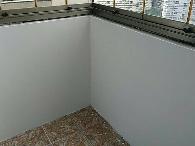 陽臺刷漆翻新裝修：如果你是用來曬衣服，放洗衣機(jī)的話。那么陽臺肯定是需要做防水的，而且貼瓷磚是首選，貼瓷磚的防水性能好，讓陽臺的使用壽命變得更長，如果你打算做陽臺休閑區(qū)，可以考慮刷乳膠漆。具體例子如下。陽臺美觀；如果陽臺與室內(nèi)打通的話，就要用跟室內(nèi)一致的?；u，這樣整體感更強(qiáng)。乳膠漆雖然顏色多樣，但是很難防水，而且得用專業(yè)的外墻漆，這樣才能避免墻皮開裂、發(fā)霉。有的人擔(dān)心貼瓷磚會影響墻面美觀，其實(shí)貼上淺色的瓷磚反而會顯得陽臺透亮，注意不要選顏色過深的。