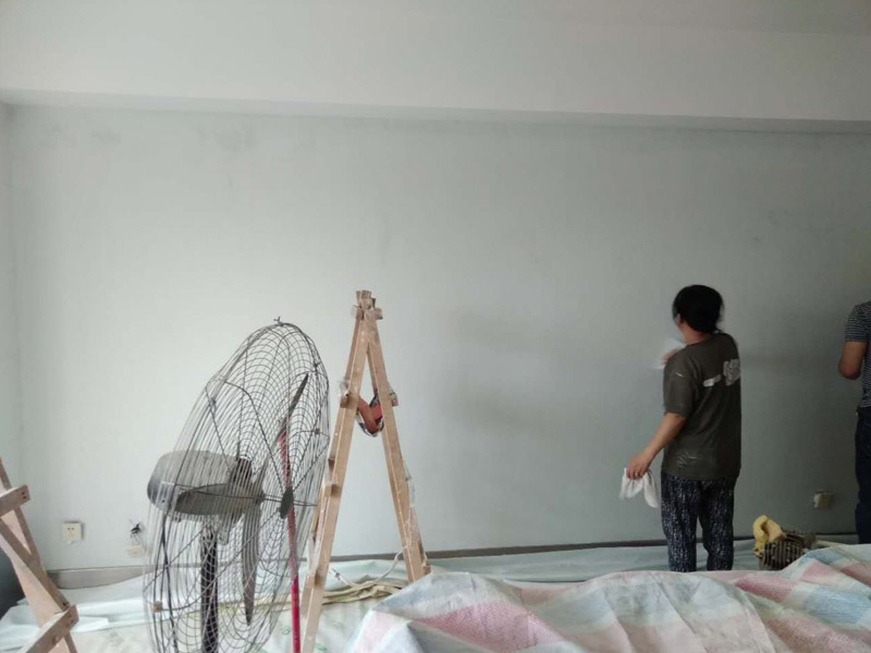 墻面壁紙更換：保證墻面堅(jiān)實(shí)、平坦，運(yùn)用鋼刷或是其他的工具收拾潔凈墻面，讓水泥墻面盡量無(wú)浮土、浮沉。在墻面輥一遍混凝土的界面劑，盡量均勻，待其單調(diào)后，就可以刮膩?zhàn)恿恕Ｒ话愕膲γ婀?遍面膩?zhàn)蛹纯?，不僅能找平，還能罩住底色。平坦度比較差的膩?zhàn)右诓糠侄喙螏妆?。用砂紙打磨膩?zhàn)?。膩?zhàn)油耆蠌?qiáng)度之后(5-7天)會(huì)變得十分堅(jiān)實(shí)，這時(shí)再打磨就會(huì)變得十分困難。所以，主張刮過(guò)膩?zhàn)又蟮?~2天便開(kāi)始進(jìn)行膩?zhàn)哟蚰ァ＿@是為了在墻面和壁紙之間構(gòu)成一道維護(hù)膜，既安靖了墻面，又能防止水分、鹽、堿滲透腐蝕墻紙，可以有用維護(hù)壁紙材料不受霉菌的腐蝕。