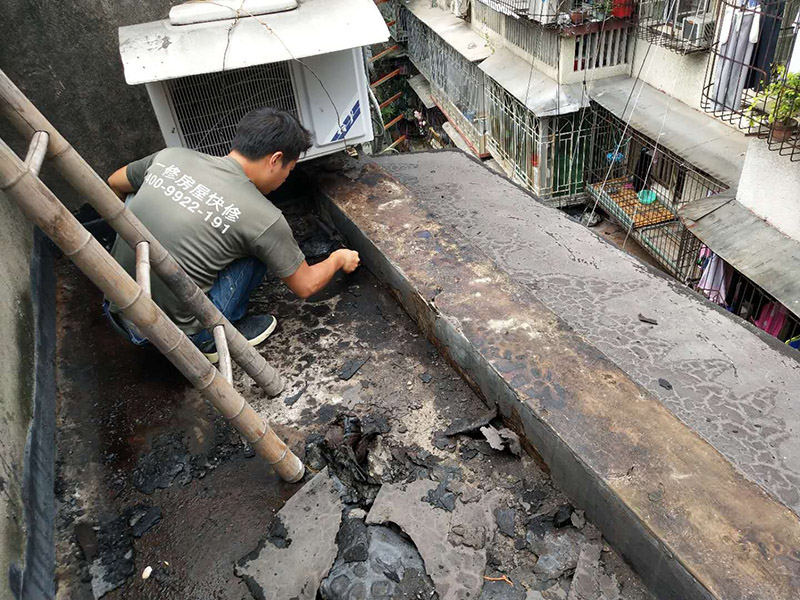 屋頂防水裝修：1、清理基層，施工前要將基層表面的塵土和雜物清理干凈，然后用熱熔法改性瀝青卷材對防水層施工前在水落口、管根、陰陽角等細(xì)部先做好附加層。2、鋪貼卷材，首先卷材的厚度要符合要求，將防水卷材裁剪成相應(yīng)的尺寸，用火焰噴槍加熱基層和卷材的交接處，趁卷材的材面剛剛?cè)刍瘯r將卷材向前滾鋪、粘貼。3、熱熔封邊，用噴槍將卷材搭接處加熱，讓其粘結(jié)牢固，然后涂刷第一遍防水涂料。防水施工前要先保證地面干凈、干燥，防水涂料要滿涂，確保無遺漏，與基層結(jié)合要牢固，無裂紋和氣泡等，防水涂料厚度要達(dá)到產(chǎn)品規(guī)定的要求。4、待第一遍防水涂料完全干透之后再進行第二遍防水涂刷，第一遍防水涂料沒有完全干透就進行第二遍防水施工的話會使防水效果大打折扣。5、鋪保護層，防水工作做完后，在表面鋪上保護層，是為了防止之后的施工把防水層破壞，保護層鋪貼要完全覆蓋防水層，做到無遺漏，與基層結(jié)合牢固無氣泡和脫落現(xiàn)象發(fā)生。6、閉水試驗，閉水試驗時水的高度不能低于2cm，然后觀察24小時以上，看其有無滲漏的現(xiàn)象發(fā)生，如果沒有才算合格。