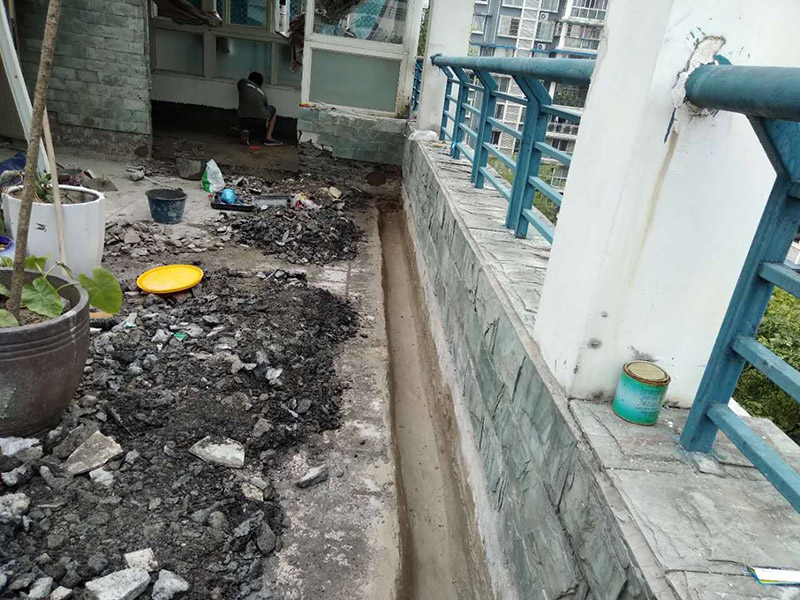 屋頂排水溝抹灰防水裝修：1．在干燥基面上施工防水涂料前應(yīng)先濕潤基面至無明水為準(zhǔn)，若基面潮濕但無明水可直接施工。 2．按配比先將防水漿料乳液倒入拌料桶中，然后再將粉料倒入，充分?jǐn)嚢柚辆鶆?、無料粒糊狀，靜置十分鐘后再攪拌一下，效果更佳。 3．用毛刷或滾刷直接將膠漿涂刷在基面上，待第一層完全干透后（約2小時(shí)或手擦不粘為準(zhǔn)），再涂刷第二遍，兩遍的涂刷方向應(yīng)交錯。 4．在操作進(jìn)程中應(yīng)保持間斷性攪拌以防止膠漿沉淀。aqbzp_9 5．待防水層完全干固后，方可在其上面做砂漿保護(hù)層或其它覆蓋層。