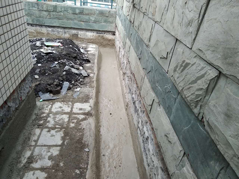 屋頂排水溝抹灰防水裝修：1．在干燥基面上施工防水涂料前應(yīng)先濕潤基面至無明水為準(zhǔn)，若基面潮濕但無明水可直接施工。 2．按配比先將防水漿料乳液倒入拌料桶中，然后再將粉料倒入，充分?jǐn)嚢柚辆鶆?、無料粒糊狀，靜置十分鐘后再攪拌一下，效果更佳。 3．用毛刷或滾刷直接將膠漿涂刷在基面上，待第一層完全干透后（約2小時(shí)或手擦不粘為準(zhǔn)），再涂刷第二遍，兩遍的涂刷方向應(yīng)交錯。 4．在操作進(jìn)程中應(yīng)保持間斷性攪拌以防止膠漿沉淀。aqbzp_9 5．待防水層完全干固后，方可在其上面做砂漿保護(hù)層或其它覆蓋層。