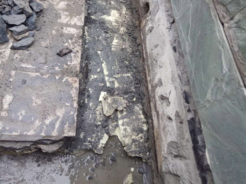 屋頂排水溝抹灰防水裝修：1．在干燥基面上施工防水涂料前應(yīng)先濕潤基面至無明水為準(zhǔn)，若基面潮濕但無明水可直接施工。 2．按配比先將防水漿料乳液倒入拌料桶中，然后再將粉料倒入，充分?jǐn)嚢柚辆鶆?、無料粒糊狀，靜置十分鐘后再攪拌一下，效果更佳。 3．用毛刷或滾刷直接將膠漿涂刷在基面上，待第一層完全干透后（約2小時(shí)或手擦不粘為準(zhǔn)），再涂刷第二遍，兩遍的涂刷方向應(yīng)交錯。 4．在操作進(jìn)程中應(yīng)保持間斷性攪拌以防止膠漿沉淀。aqbzp_9 5．待防水層完全干固后，方可在其上面做砂漿保護(hù)層或其它覆蓋層。