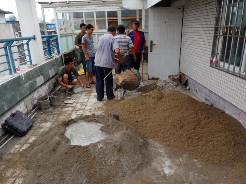 屋頂排水溝抹灰防水裝修：1．在干燥基面上施工防水涂料前應(yīng)先濕潤基面至無明水為準(zhǔn)，若基面潮濕但無明水可直接施工。 2．按配比先將防水漿料乳液倒入拌料桶中，然后再將粉料倒入，充分?jǐn)嚢柚辆鶆?、無料粒糊狀，靜置十分鐘后再攪拌一下，效果更佳。 3．用毛刷或滾刷直接將膠漿涂刷在基面上，待第一層完全干透后（約2小時(shí)或手擦不粘為準(zhǔn)），再涂刷第二遍，兩遍的涂刷方向應(yīng)交錯。 4．在操作進(jìn)程中應(yīng)保持間斷性攪拌以防止膠漿沉淀。aqbzp_9 5．待防水層完全干固后，方可在其上面做砂漿保護(hù)層或其它覆蓋層。