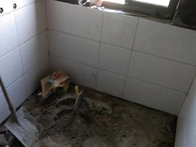 衛(wèi)生間貼瓷磚裝修：廚房貼瓷磚，客廳吊頂：首先應(yīng)除去基層表面的污垢，油漬，浮灰;除去基層上所有涂料層，膩子層;如果基層未能達(dá)到平整度要求，需對基層進(jìn)行預(yù)先的找平處理；接著加水后將粘結(jié)劑漿料攪拌至潤滑均勻，無明顯塊狀或糊狀結(jié)塊，攪拌后的漿料靜置5-10分鐘后再稍加攪拌1-2分鐘即可使用；然后將瓷磚平整地鋪貼在基層上，使用橡膠錘將瓷磚拍實鋪平。施工過程中，可小幅度轉(zhuǎn)動瓷磚，使?jié){料與瓷磚背面充分接觸。根據(jù)磚的尺寸，在磚與磚之間預(yù)留相應(yīng)尺寸的縫隙留待嵌縫，瓷磚鋪貼結(jié)束后24小時，可進(jìn)行嵌縫施工。最后將調(diào)制好的嵌縫劑均勻地涂在磚與磚的地方。