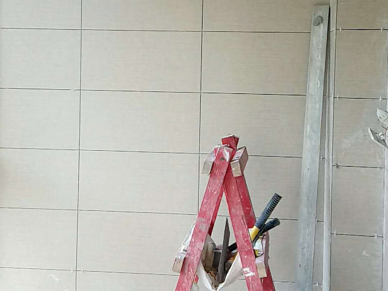 衛(wèi)生間貼瓷磚裝修：廚房貼瓷磚，客廳吊頂：首先應(yīng)除去基層表面的污垢，油漬，浮灰;除去基層上所有涂料層，膩子層;如果基層未能達(dá)到平整度要求，需對基層進(jìn)行預(yù)先的找平處理；接著加水后將粘結(jié)劑漿料攪拌至潤滑均勻，無明顯塊狀或糊狀結(jié)塊，攪拌后的漿料靜置5-10分鐘后再稍加攪拌1-2分鐘即可使用；然后將瓷磚平整地鋪貼在基層上，使用橡膠錘將瓷磚拍實鋪平。施工過程中，可小幅度轉(zhuǎn)動瓷磚，使?jié){料與瓷磚背面充分接觸。根據(jù)磚的尺寸，在磚與磚之間預(yù)留相應(yīng)尺寸的縫隙留待嵌縫，瓷磚鋪貼結(jié)束后24小時，可進(jìn)行嵌縫施工。最后將調(diào)制好的嵌縫劑均勻地涂在磚與磚的地方。