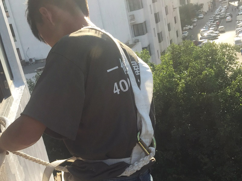 高空外墻粉刷裝修:1、基層處理：在對外墻粉刷之前，首先需要將墻面基層的灰塵與雜志清理干凈，那些比較破舊的層面與耐水性較差的涂層需要鏟除，如果表面有凹凸不平的地方，則需要用水泥砂漿進(jìn)行抹平。2、刷底膠：在對墻面刷底膠時，需要先將膠水按照說明書上注明的比例進(jìn)行稀釋，稀釋好之后，再將膠水用輥筒均勻涂刷墻面兩遍左右，注意膠水的薄厚要均勻，不能過多也不能過少。3、局部補(bǔ)膩?zhàn)樱夯鶎拥啄z干燥之后，則需用膩?zhàn)訉γ嬲移健?、滿刮膩?zhàn)樱耗佔(zhàn)臃旁谕邪逯希尯笤儆孟鹌す伟鍖γ孢M(jìn)行涂刷，最好從上往下涂，最好涂刷2到三遍，需要注意的是，膩?zhàn)硬荒芡克⑻?，膩?zhàn)油克⒑笮枰蒙凹堖M(jìn)行打磨，打磨力度需要合適，打磨完之后需要將表面灰塵給清除。5、刷底涂料：采用滾筒對墻面涂刷，涂刷時需要均勻，不能漏刷，也不能刷得過厚，底料干后，如果表面有要進(jìn)行修補(bǔ)的地方，最好用膩?zhàn)舆M(jìn)行修復(fù)在進(jìn)行砂平。