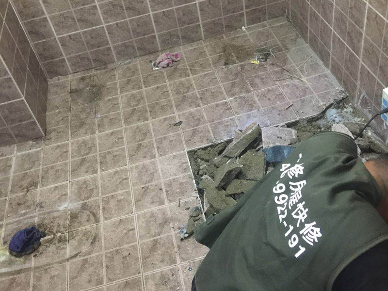 衛(wèi)生間地面拆除裝修：1、若是家里的地磚已經(jīng)是出現(xiàn)部分破損、很多空鼓或者剝落、外層釉質(zhì)已經(jīng)磨損，或難洗的污漬，通常這時(shí)就要對(duì)地磚進(jìn)行拆除更新才行，或是對(duì)它進(jìn)行簡(jiǎn)單修補(bǔ)一下就可以了。假如只考慮更換幾塊地磚，這種難度就會(huì)比較大，因?yàn)槭褂昧撕芏嗄曛?，有可能?huì)出現(xiàn)找不到色彩一樣的地磚情況，這樣下去就會(huì)影響美觀。2、假如是為了節(jié)省開支或者手頭不寬裕，那么在地磚基礎(chǔ)完好的情況可以不更換，但是一定要在裝修后期，把所有地磚勾縫鏟除重新做。因?yàn)橐郧伴L(zhǎng)期使用過的地磚縫中會(huì)有很多細(xì)菌或臟污存在，必須清除，并且重新勾縫后會(huì)顯得更好看。通常情況下，我們建議您在改造時(shí)把廚房和衛(wèi)生間的地磚一起拆除重做。