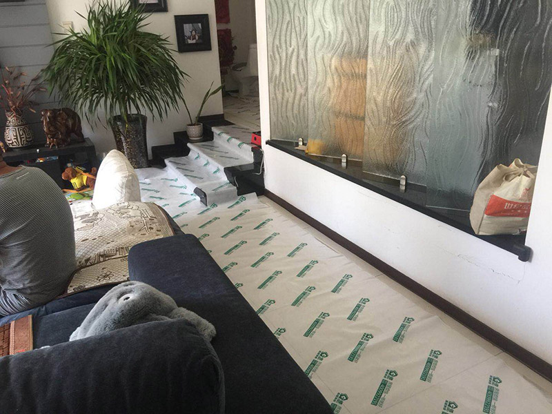 衛(wèi)生間地面拆除裝修：1、若是家里的地磚已經(jīng)是出現(xiàn)部分破損、很多空鼓或者剝落、外層釉質(zhì)已經(jīng)磨損，或難洗的污漬，通常這時(shí)就要對(duì)地磚進(jìn)行拆除更新才行，或是對(duì)它進(jìn)行簡(jiǎn)單修補(bǔ)一下就可以了。假如只考慮更換幾塊地磚，這種難度就會(huì)比較大，因?yàn)槭褂昧撕芏嗄曛?，有可能?huì)出現(xiàn)找不到色彩一樣的地磚情況，這樣下去就會(huì)影響美觀。2、假如是為了節(jié)省開支或者手頭不寬裕，那么在地磚基礎(chǔ)完好的情況可以不更換，但是一定要在裝修后期，把所有地磚勾縫鏟除重新做。因?yàn)橐郧伴L(zhǎng)期使用過的地磚縫中會(huì)有很多細(xì)菌或臟污存在，必須清除，并且重新勾縫后會(huì)顯得更好看。通常情況下，我們建議您在改造時(shí)把廚房和衛(wèi)生間的地磚一起拆除重做。