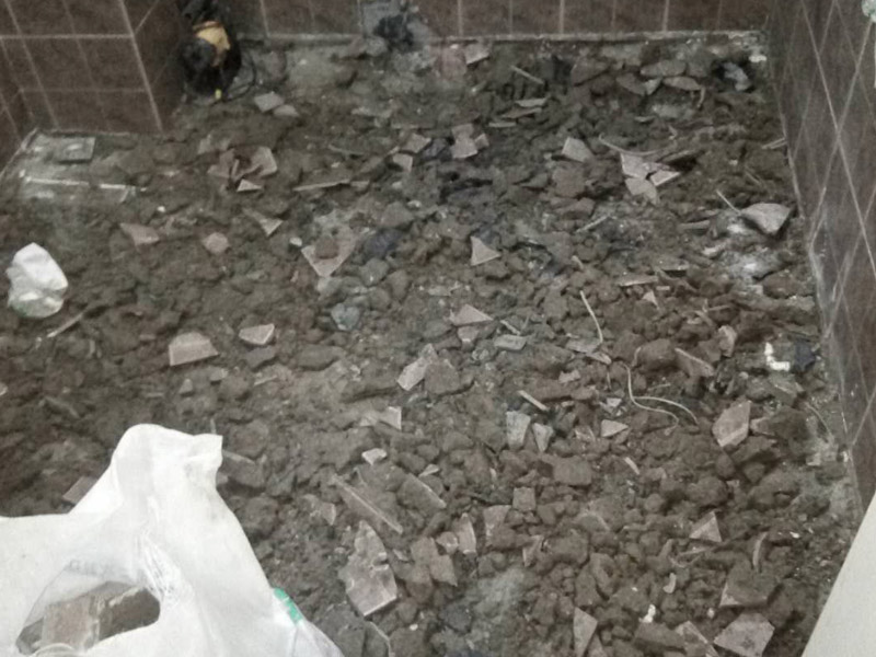 衛(wèi)生間地面拆除裝修：1、若是家里的地磚已經(jīng)是出現(xiàn)部分破損、很多空鼓或者剝落、外層釉質(zhì)已經(jīng)磨損，或難洗的污漬，通常這時(shí)就要對(duì)地磚進(jìn)行拆除更新才行，或是對(duì)它進(jìn)行簡(jiǎn)單修補(bǔ)一下就可以了。假如只考慮更換幾塊地磚，這種難度就會(huì)比較大，因?yàn)槭褂昧撕芏嗄曛?，有可能?huì)出現(xiàn)找不到色彩一樣的地磚情況，這樣下去就會(huì)影響美觀。2、假如是為了節(jié)省開支或者手頭不寬裕，那么在地磚基礎(chǔ)完好的情況可以不更換，但是一定要在裝修后期，把所有地磚勾縫鏟除重新做。因?yàn)橐郧伴L(zhǎng)期使用過的地磚縫中會(huì)有很多細(xì)菌或臟污存在，必須清除，并且重新勾縫后會(huì)顯得更好看。通常情況下，我們建議您在改造時(shí)把廚房和衛(wèi)生間的地磚一起拆除重做。