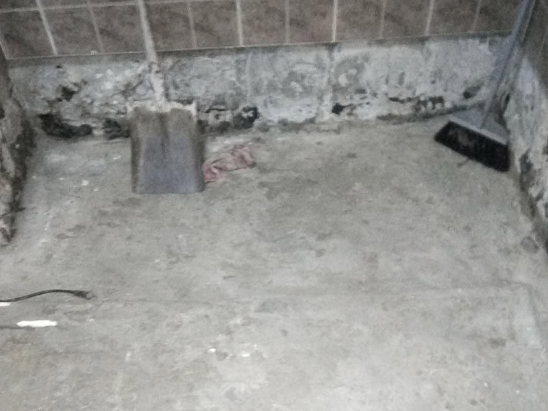 衛(wèi)生間地面拆除裝修：1、若是家里的地磚已經(jīng)是出現(xiàn)部分破損、很多空鼓或者剝落、外層釉質(zhì)已經(jīng)磨損，或難洗的污漬，通常這時(shí)就要對(duì)地磚進(jìn)行拆除更新才行，或是對(duì)它進(jìn)行簡(jiǎn)單修補(bǔ)一下就可以了。假如只考慮更換幾塊地磚，這種難度就會(huì)比較大，因?yàn)槭褂昧撕芏嗄曛?，有可能?huì)出現(xiàn)找不到色彩一樣的地磚情況，這樣下去就會(huì)影響美觀。2、假如是為了節(jié)省開支或者手頭不寬裕，那么在地磚基礎(chǔ)完好的情況可以不更換，但是一定要在裝修后期，把所有地磚勾縫鏟除重新做。因?yàn)橐郧伴L(zhǎng)期使用過的地磚縫中會(huì)有很多細(xì)菌或臟污存在，必須清除，并且重新勾縫后會(huì)顯得更好看。通常情況下，我們建議您在改造時(shí)把廚房和衛(wèi)生間的地磚一起拆除重做。