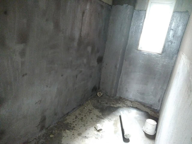 廁所刷防水裝修：第一步：清理墻面和地面 在涂刷防水涂層之前，先要清理墻面和地面，同時(shí)要用連接的氣泵皮管吹盡陰角處的浮沉。第二步：刷防水涂料：刷防水涂料時(shí)先刷墻角部位，交接處應(yīng)有200mm，不得有漏刷情況。第一遍涂刷墻面時(shí)，應(yīng)上下縱向涂刷，第二遍涂刷墻體，應(yīng)左右橫向涂刷。注意、第二遍防水涂料間需要有一定時(shí)間間隔，待遍涂料干透后才能進(jìn)行第二遍，具體時(shí)間視涂料而定。第三步：閉水試驗(yàn)：在涂刷完防水涂料后，不能立刻貼瓷磚，還必須進(jìn)行防水測(cè)試。堵住衛(wèi)生間排水口、地漏等，然后將衛(wèi)生間積水2~3cm。24小時(shí)后到樓下查看是否有水滲漏，一旦發(fā)現(xiàn)有滲水痕跡，必須馬上返工。