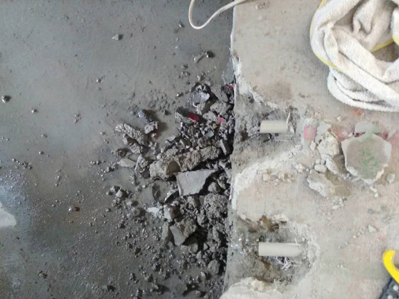 廁所刷防水裝修：第一步：清理墻面和地面 在涂刷防水涂層之前，先要清理墻面和地面，同時(shí)要用連接的氣泵皮管吹盡陰角處的浮沉。第二步：刷防水涂料：刷防水涂料時(shí)先刷墻角部位，交接處應(yīng)有200mm，不得有漏刷情況。第一遍涂刷墻面時(shí)，應(yīng)上下縱向涂刷，第二遍涂刷墻體，應(yīng)左右橫向涂刷。注意、第二遍防水涂料間需要有一定時(shí)間間隔，待遍涂料干透后才能進(jìn)行第二遍，具體時(shí)間視涂料而定。第三步：閉水試驗(yàn)：在涂刷完防水涂料后，不能立刻貼瓷磚，還必須進(jìn)行防水測(cè)試。堵住衛(wèi)生間排水口、地漏等，然后將衛(wèi)生間積水2~3cm。24小時(shí)后到樓下查看是否有水滲漏，一旦發(fā)現(xiàn)有滲水痕跡，必須馬上返工。