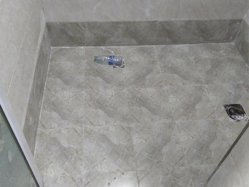 衛(wèi)生間貼瓷磚：瓷磚內(nèi)部有很多細(xì)微的空隙，具有一定的吸水性。如果不泡水或泡水不充分就直接鋪貼的話，瓷磚會(huì)將水泥的水分吸走，使得瓷磚與水泥連接部分出現(xiàn)空隙，粘結(jié)不牢，從而造成空鼓、瓷磚脫落等問(wèn)題；墻面在貼磚前要檢查清理，如果墻體有裂紋必須先進(jìn)行處理；鋪貼瓷磚時(shí)，應(yīng)及時(shí)將瓷磚縫中多余的粘接材料刮理干凈，等粘接材料凝固后，可以用白水泥、石膏灰漿或色漿將接縫刷一遍，并用棉紗將灰漿擦勻、填滿。