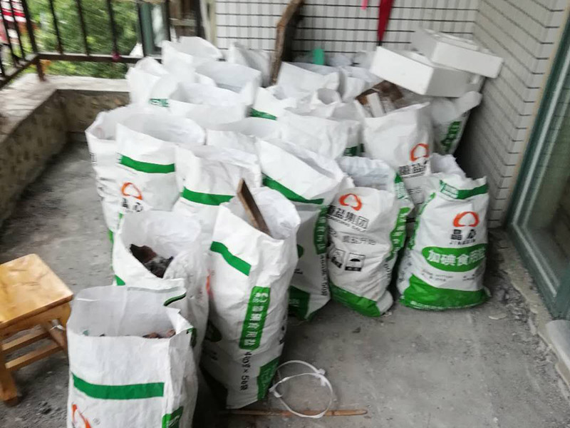 陽臺(tái)瓷磚拆除重裝：1、施工前，磚墻及附近區(qū)域?yàn)⑦m量水，減少灰塵對(duì)環(huán)境的污染，做到文明施工。     2、根據(jù)施工現(xiàn)場(chǎng)的實(shí)際情況，墻體拆除采用人工拆除（用一些簡單工具，如錘子、撬棍、鐵鍬、瓦刀等）的方法施工。拆除時(shí)，自上而下，不許用推到或拉倒方法拆除。     3、拆除時(shí)，將墻體劃分成若干段，每段的寬度大致與活動(dòng)腳手架寬度相等，活動(dòng)腳手架要有專人看護(hù)，自上而下，分層次，水平拆除。     4、拆除時(shí)，施工人員要站在穩(wěn)固的平臺(tái)上，禁止站在柱、墻截面上作業(yè)。     5、拆除完后，建筑垃圾要求外運(yùn)，然后現(xiàn)場(chǎng)清潔干凈。