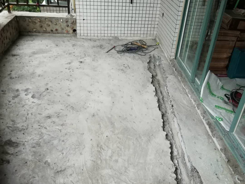 陽臺(tái)瓷磚拆除重裝：1、施工前，磚墻及附近區(qū)域?yàn)⑦m量水，減少灰塵對(duì)環(huán)境的污染，做到文明施工。     2、根據(jù)施工現(xiàn)場(chǎng)的實(shí)際情況，墻體拆除采用人工拆除（用一些簡單工具，如錘子、撬棍、鐵鍬、瓦刀等）的方法施工。拆除時(shí)，自上而下，不許用推到或拉倒方法拆除。     3、拆除時(shí)，將墻體劃分成若干段，每段的寬度大致與活動(dòng)腳手架寬度相等，活動(dòng)腳手架要有專人看護(hù)，自上而下，分層次，水平拆除。     4、拆除時(shí)，施工人員要站在穩(wěn)固的平臺(tái)上，禁止站在柱、墻截面上作業(yè)。     5、拆除完后，建筑垃圾要求外運(yùn)，然后現(xiàn)場(chǎng)清潔干凈。