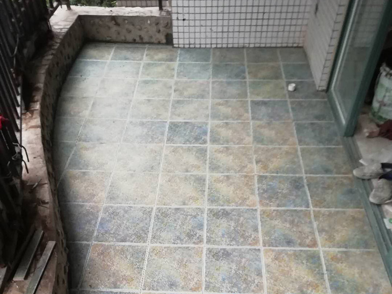 陽臺(tái)瓷磚拆除重裝：1、施工前，磚墻及附近區(qū)域?yàn)⑦m量水，減少灰塵對(duì)環(huán)境的污染，做到文明施工。     2、根據(jù)施工現(xiàn)場(chǎng)的實(shí)際情況，墻體拆除采用人工拆除（用一些簡單工具，如錘子、撬棍、鐵鍬、瓦刀等）的方法施工。拆除時(shí)，自上而下，不許用推到或拉倒方法拆除。     3、拆除時(shí)，將墻體劃分成若干段，每段的寬度大致與活動(dòng)腳手架寬度相等，活動(dòng)腳手架要有專人看護(hù)，自上而下，分層次，水平拆除。     4、拆除時(shí)，施工人員要站在穩(wěn)固的平臺(tái)上，禁止站在柱、墻截面上作業(yè)。     5、拆除完后，建筑垃圾要求外運(yùn)，然后現(xiàn)場(chǎng)清潔干凈。