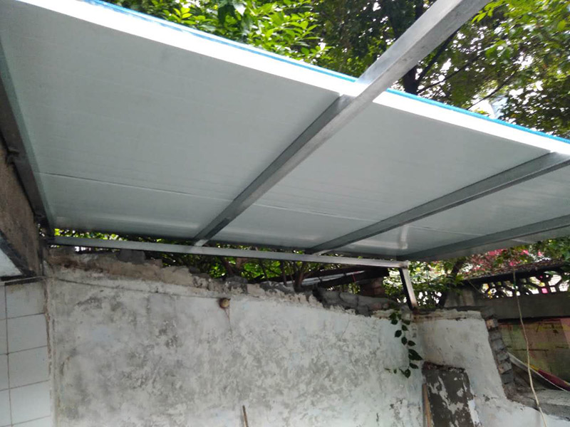 夾心彩鋼棚安裝：1、在進行彩鋼夾芯板安裝的時候搬運板材是常有的事,但搬運也是有講究的,應該小心的把兩頭同時抬起.這樣就可以防止損壞它的表面氧化膜。2、彩鋼夾芯板的固定方式,一般是有兩個；我們可以用自攻螺釘穿過墻板,來直接將夾心板固定在墻面次結(jié)構(gòu)上。3、在安裝的時候,也需要用到耐候膠(玻璃膠),注意利用耐候膠嵌縫密封的時候要保持它的緊密性,這樣就可以有效的防塵與雨水滲漏。4、對于安裝結(jié)束收尾的時候,我們還需要進行檢查,在安裝完工后 我們要從上到下,進行逐層的把墻板表面保護膜去掉,并逐層拆架,拆架注意墻板不能被劃傷或者是碰傷,檢查和清掃一些粘結(jié)物以及塵土等。