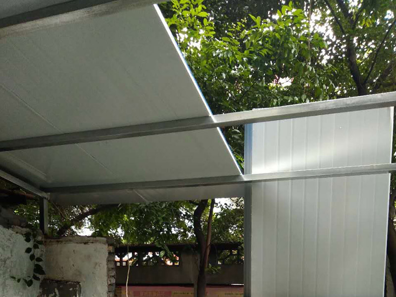 夾心彩鋼棚安裝：1、在進行彩鋼夾芯板安裝的時候搬運板材是常有的事,但搬運也是有講究的,應該小心的把兩頭同時抬起.這樣就可以防止損壞它的表面氧化膜。2、彩鋼夾芯板的固定方式,一般是有兩個；我們可以用自攻螺釘穿過墻板,來直接將夾心板固定在墻面次結(jié)構(gòu)上。3、在安裝的時候,也需要用到耐候膠(玻璃膠),注意利用耐候膠嵌縫密封的時候要保持它的緊密性,這樣就可以有效的防塵與雨水滲漏。4、對于安裝結(jié)束收尾的時候,我們還需要進行檢查,在安裝完工后 我們要從上到下,進行逐層的把墻板表面保護膜去掉,并逐層拆架,拆架注意墻板不能被劃傷或者是碰傷,檢查和清掃一些粘結(jié)物以及塵土等。