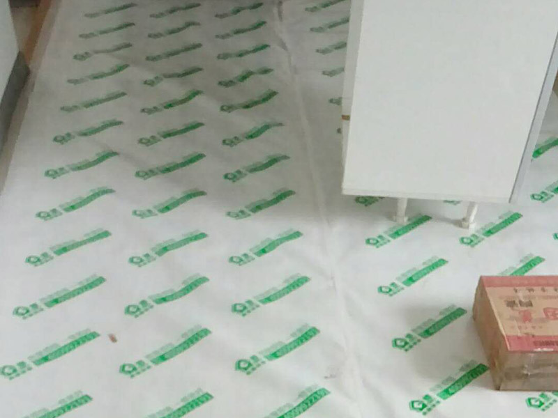 馬桶下水管維修：1、大多數(shù)人的解決辦法就是找專門(mén)維修解決下水管漏水的工人，其實(shí)不然，很多時(shí)候只要找對(duì)了下水管漏水的原因，我們自己就可以動(dòng)手解決下水管漏水的問(wèn)題。如果是下水管破裂，更換新的；如果是零件松動(dòng)，可以找扳手，把零件擰緊，再用專門(mén)的膠粘劑，用布袋或者其他材料纏繞水管。2、維修處理辦法，就是用玻璃膠涂膜在水管破裂的周圍，或者是下水管漏水的位置，之后，先不要忙用水，等到第二天再用水，試看看衛(wèi)生間下水管漏水是否維修好，如果沒(méi)有漏水了，就說(shuō)明玻璃膠已經(jīng)把漏水的地方粘接在了一起。