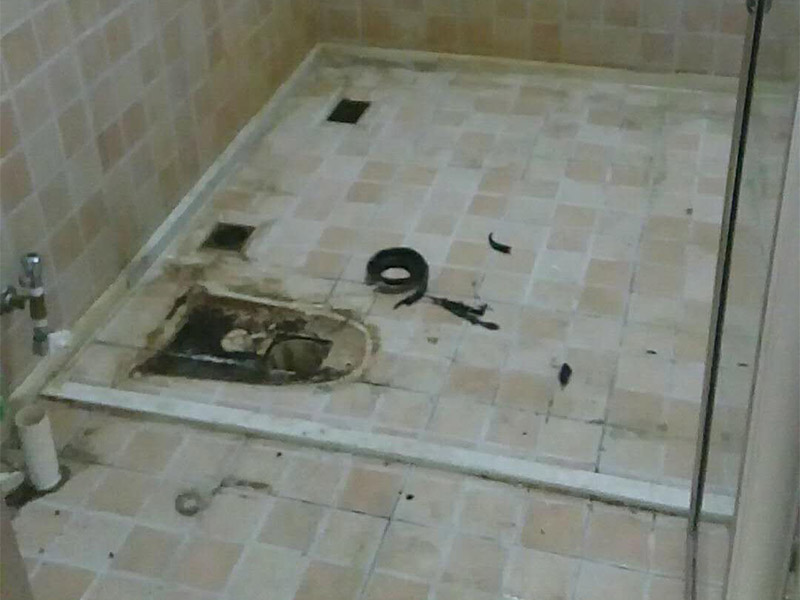 馬桶下水管維修：1、大多數(shù)人的解決辦法就是找專門(mén)維修解決下水管漏水的工人，其實(shí)不然，很多時(shí)候只要找對(duì)了下水管漏水的原因，我們自己就可以動(dòng)手解決下水管漏水的問(wèn)題。如果是下水管破裂，更換新的；如果是零件松動(dòng)，可以找扳手，把零件擰緊，再用專門(mén)的膠粘劑，用布袋或者其他材料纏繞水管。2、維修處理辦法，就是用玻璃膠涂膜在水管破裂的周圍，或者是下水管漏水的位置，之后，先不要忙用水，等到第二天再用水，試看看衛(wèi)生間下水管漏水是否維修好，如果沒(méi)有漏水了，就說(shuō)明玻璃膠已經(jīng)把漏水的地方粘接在了一起。