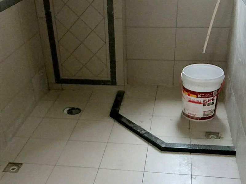 衛(wèi)生間瓷磚鋪貼：基層處理：將凸出墻面的混凝土剔平，對(duì)于基體為混凝土表面很光滑的要鑿毛，或用可摻界劑膠的水泥水細(xì)砂漿做小拉毛墻，也可以刷界面劑、并澆水濕潤(rùn)基層。浸磚：面磚鑲貼前，應(yīng)挑選顏色、規(guī)格一致的磚；浸泡磚時(shí)，將面磚清掃干凈，放入凈水中浸泡2小時(shí)上，取出待表面晾干或擦干凈后方可使用。粘貼面磚：粘貼應(yīng)自下而上進(jìn)行。抹8㎜厚1：0.1：2.5水泥石灰膏砂漿結(jié)合層，要刮平，隨抹隨自上而下粘貼面磚，要求砂漿飽滿，虧灰時(shí)，取下重貼，并隨時(shí)用靠尺檢查整度，同時(shí)保證縫隙寬度一致。