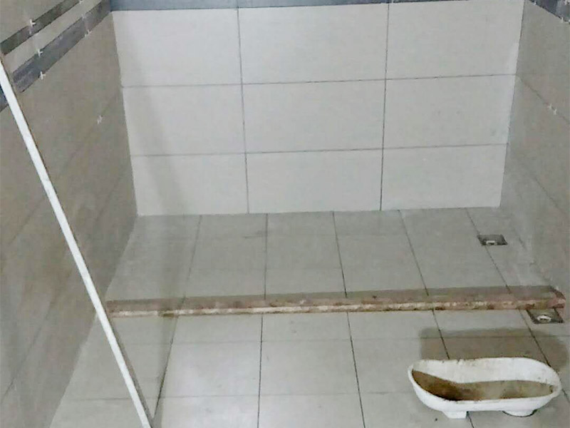 衛(wèi)生間瓷磚鋪貼：基層處理：將凸出墻面的混凝土剔平，對(duì)于基體為混凝土表面很光滑的要鑿毛，或用可摻界劑膠的水泥水細(xì)砂漿做小拉毛墻，也可以刷界面劑、并澆水濕潤(rùn)基層。浸磚：面磚鑲貼前，應(yīng)挑選顏色、規(guī)格一致的磚；浸泡磚時(shí)，將面磚清掃干凈，放入凈水中浸泡2小時(shí)上，取出待表面晾干或擦干凈后方可使用。粘貼面磚：粘貼應(yīng)自下而上進(jìn)行。抹8㎜厚1：0.1：2.5水泥石灰膏砂漿結(jié)合層，要刮平，隨抹隨自上而下粘貼面磚，要求砂漿飽滿，虧灰時(shí)，取下重貼，并隨時(shí)用靠尺檢查整度，同時(shí)保證縫隙寬度一致。