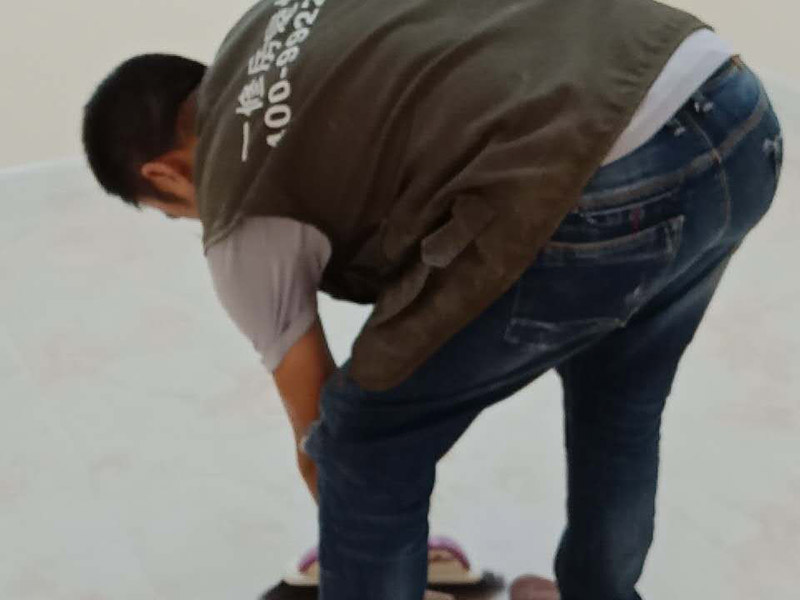 新房裝修案例：到施工階段，主體拆改是最先上的一個(gè)項(xiàng)目，主要包括拆墻、砌墻、鏟墻皮、拆暖氣、換塑鋼窗等等。主體拆改說白了，就是先把工地的框架先搭起來。水電路改造之前，主體結(jié)構(gòu)拆改應(yīng)該基本完成了。在水電改造和主體拆改之間，還應(yīng)該進(jìn)行櫥柜的第一次測(cè)量。木工、瓦工、油工是施工的&ldquo;三兄弟&rdquo;，基本出場順序是：木瓦油，出場原則是&mdash;&mdash;&ldquo;誰臟誰先上&rdquo;，這也是決定家裝順序的基本原則之一。其實(shí)像包立管、做裝飾吊頂、貼石膏線之類的木工活從某種意義上說也可以作為主體拆改的細(xì)環(huán)節(jié)考慮，本身和水電路改造并不沖突，有時(shí)候還需要一些配合。在廚衛(wèi)吊頂?shù)耐瑫r(shí)，廚衛(wèi)的防潮吸頂燈、浴霸應(yīng)該已經(jīng)買好了，最好把廚衛(wèi)吸頂燈、排風(fēng)扇(浴霸)同時(shí)裝好，或者留出線頭和開孔。吊頂結(jié)束后，可以約櫥柜上門安裝了。同時(shí)安裝的還有水槽和煤氣灶，櫥柜安裝之前最好協(xié)調(diào)物業(yè)把煤氣通了，方便煤氣灶裝好之后需要試氣。