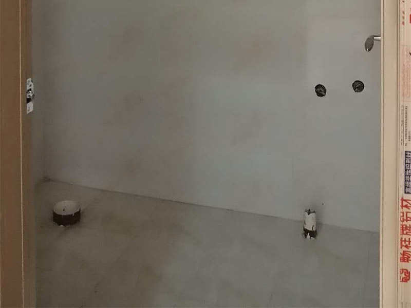 新房裝修案例：到施工階段，主體拆改是最先上的一個(gè)項(xiàng)目，主要包括拆墻、砌墻、鏟墻皮、拆暖氣、換塑鋼窗等等。主體拆改說白了，就是先把工地的框架先搭起來。水電路改造之前，主體結(jié)構(gòu)拆改應(yīng)該基本完成了。在水電改造和主體拆改之間，還應(yīng)該進(jìn)行櫥柜的第一次測(cè)量。木工、瓦工、油工是施工的&ldquo;三兄弟&rdquo;，基本出場順序是：木瓦油，出場原則是&mdash;&mdash;&ldquo;誰臟誰先上&rdquo;，這也是決定家裝順序的基本原則之一。其實(shí)像包立管、做裝飾吊頂、貼石膏線之類的木工活從某種意義上說也可以作為主體拆改的細(xì)環(huán)節(jié)考慮，本身和水電路改造并不沖突，有時(shí)候還需要一些配合。在廚衛(wèi)吊頂?shù)耐瑫r(shí)，廚衛(wèi)的防潮吸頂燈、浴霸應(yīng)該已經(jīng)買好了，最好把廚衛(wèi)吸頂燈、排風(fēng)扇(浴霸)同時(shí)裝好，或者留出線頭和開孔。吊頂結(jié)束后，可以約櫥柜上門安裝了。同時(shí)安裝的還有水槽和煤氣灶，櫥柜安裝之前最好協(xié)調(diào)物業(yè)把煤氣通了，方便煤氣灶裝好之后需要試氣。