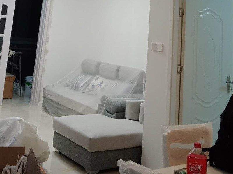 新房裝修案例：到施工階段，主體拆改是最先上的一個(gè)項(xiàng)目，主要包括拆墻、砌墻、鏟墻皮、拆暖氣、換塑鋼窗等等。主體拆改說白了，就是先把工地的框架先搭起來。水電路改造之前，主體結(jié)構(gòu)拆改應(yīng)該基本完成了。在水電改造和主體拆改之間，還應(yīng)該進(jìn)行櫥柜的第一次測(cè)量。木工、瓦工、油工是施工的&ldquo;三兄弟&rdquo;，基本出場順序是：木瓦油，出場原則是&mdash;&mdash;&ldquo;誰臟誰先上&rdquo;，這也是決定家裝順序的基本原則之一。其實(shí)像包立管、做裝飾吊頂、貼石膏線之類的木工活從某種意義上說也可以作為主體拆改的細(xì)環(huán)節(jié)考慮，本身和水電路改造并不沖突，有時(shí)候還需要一些配合。在廚衛(wèi)吊頂?shù)耐瑫r(shí)，廚衛(wèi)的防潮吸頂燈、浴霸應(yīng)該已經(jīng)買好了，最好把廚衛(wèi)吸頂燈、排風(fēng)扇(浴霸)同時(shí)裝好，或者留出線頭和開孔。吊頂結(jié)束后，可以約櫥柜上門安裝了。同時(shí)安裝的還有水槽和煤氣灶，櫥柜安裝之前最好協(xié)調(diào)物業(yè)把煤氣通了，方便煤氣灶裝好之后需要試氣。