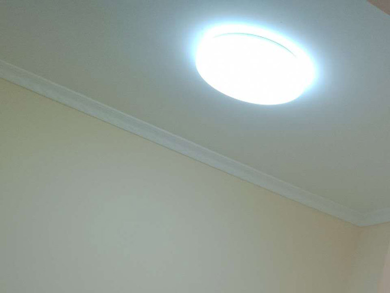 新房裝修案例：到施工階段，主體拆改是最先上的一個(gè)項(xiàng)目，主要包括拆墻、砌墻、鏟墻皮、拆暖氣、換塑鋼窗等等。主體拆改說白了，就是先把工地的框架先搭起來。水電路改造之前，主體結(jié)構(gòu)拆改應(yīng)該基本完成了。在水電改造和主體拆改之間，還應(yīng)該進(jìn)行櫥柜的第一次測(cè)量。木工、瓦工、油工是施工的&ldquo;三兄弟&rdquo;，基本出場順序是：木瓦油，出場原則是&mdash;&mdash;&ldquo;誰臟誰先上&rdquo;，這也是決定家裝順序的基本原則之一。其實(shí)像包立管、做裝飾吊頂、貼石膏線之類的木工活從某種意義上說也可以作為主體拆改的細(xì)環(huán)節(jié)考慮，本身和水電路改造并不沖突，有時(shí)候還需要一些配合。在廚衛(wèi)吊頂?shù)耐瑫r(shí)，廚衛(wèi)的防潮吸頂燈、浴霸應(yīng)該已經(jīng)買好了，最好把廚衛(wèi)吸頂燈、排風(fēng)扇(浴霸)同時(shí)裝好，或者留出線頭和開孔。吊頂結(jié)束后，可以約櫥柜上門安裝了。同時(shí)安裝的還有水槽和煤氣灶，櫥柜安裝之前最好協(xié)調(diào)物業(yè)把煤氣通了，方便煤氣灶裝好之后需要試氣。